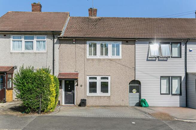 2 bed property, in Holt Way, £425,000
