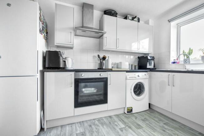 2 bed property, in Kestrel Court, £240,000