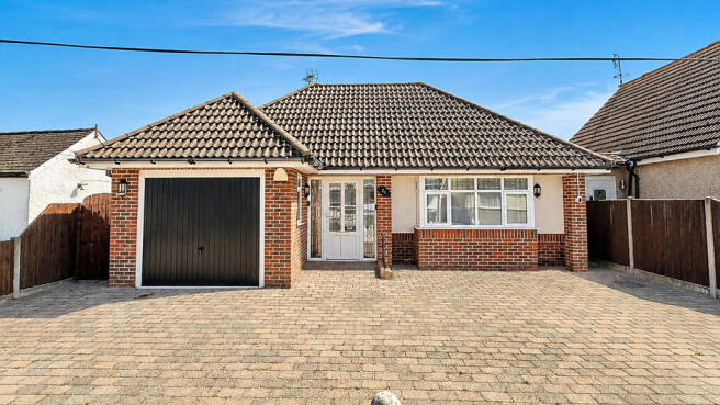2 bed property, in Bentley Avenue, £500,000