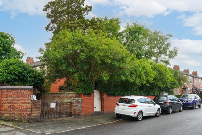 2 bed property, in Copgrove Road, £495,000