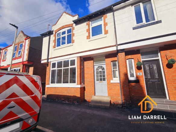 3 bed property, in Moorland Road, £165,000