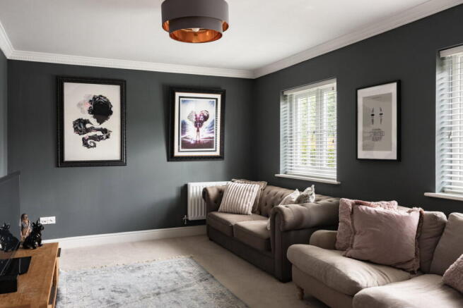 5 bed property, in Damask Close, £1,325,000