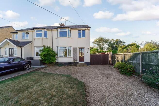 3 bed property, in Molrams Lane, £425,000