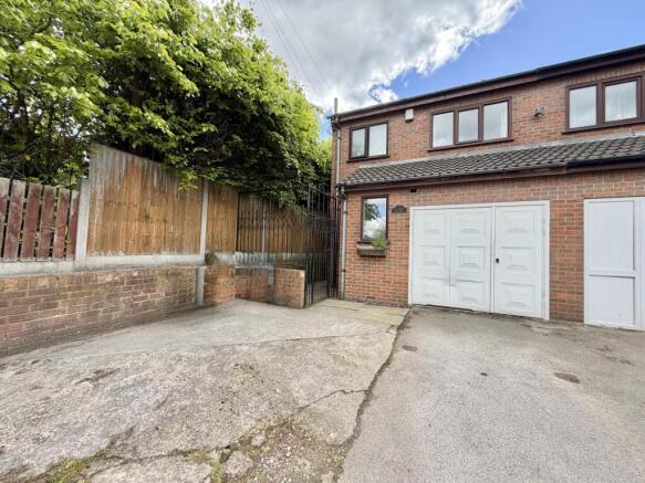 3 bed property, in Great North Road, £230,000