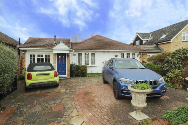 4 bed property, in Willow Avenue, £650,000