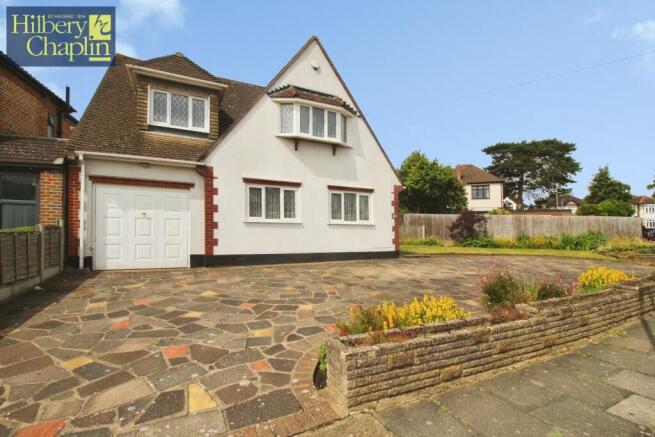3 bed property, in Manor Crescent, £650,000