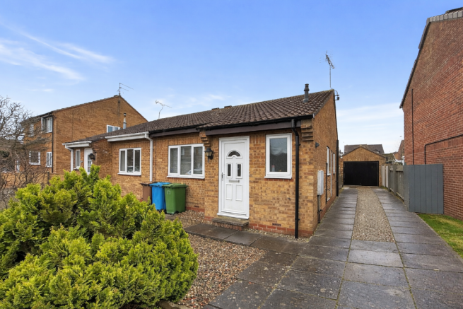 2 bed property, in Duncombe Drive, £172,500