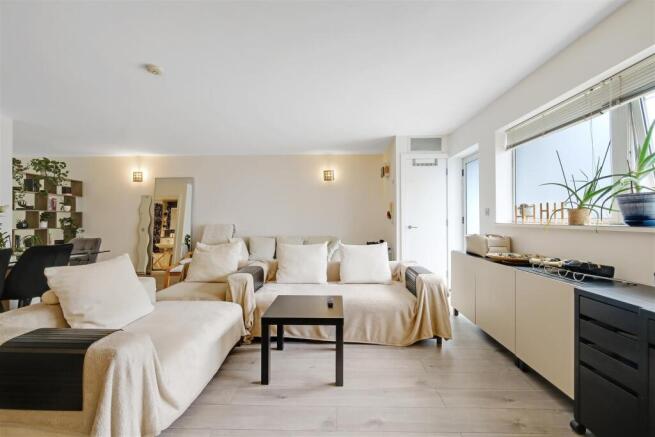 1 bed property, in Sky Studios, £265,000