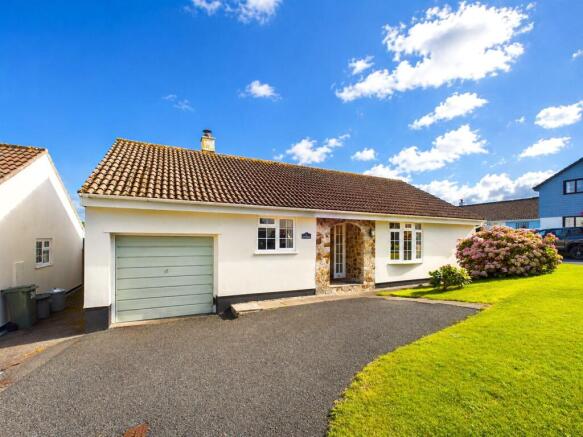 3 bed property, in Lower Elms, £465,000