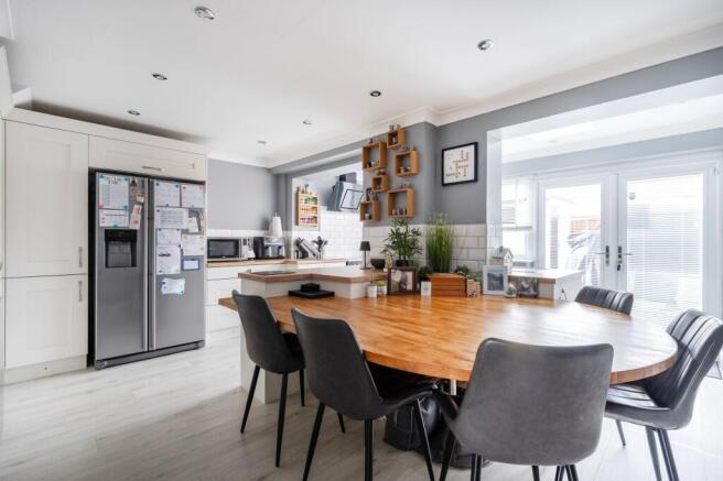 3 bed property, in Kingfisher Close, £190,000