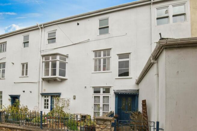 1 bed property, in West Street, £70,000