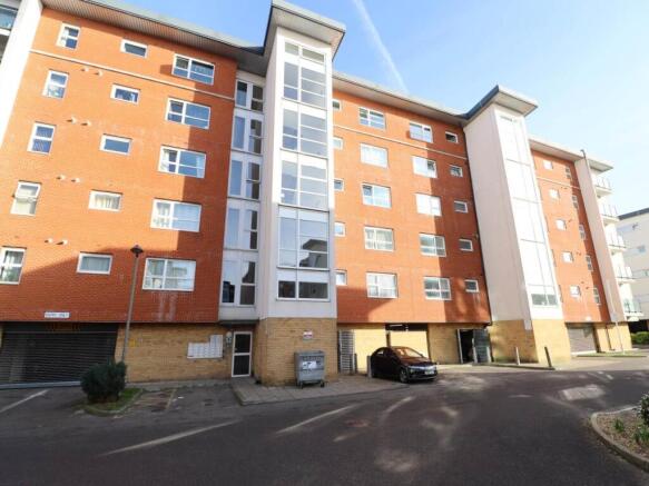 2 bed property, in Clarkson Court, £244,950