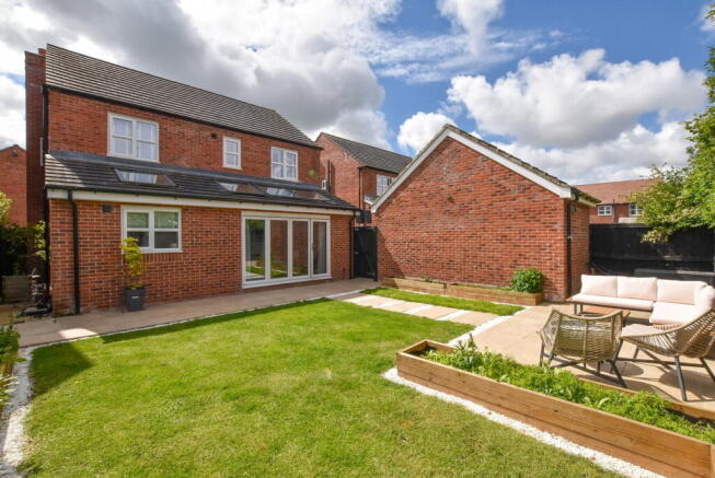 4 bed property, in Oakes Close, £435,000