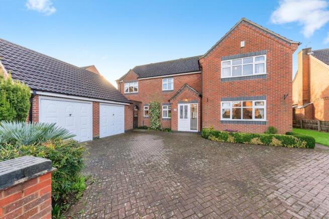 5 bed property, in Bowmans Way, £630,000