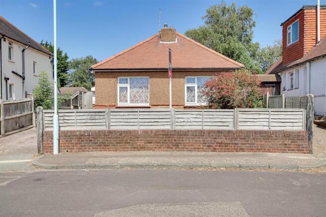2 bed property, in Seldens Way, £370,000