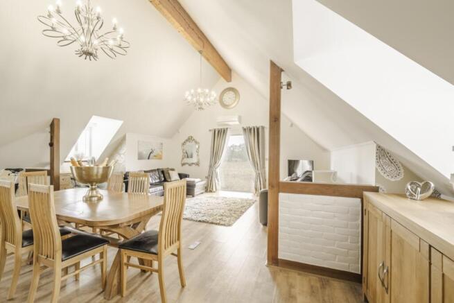 4 bed property, in Cricklade Road, £800,000