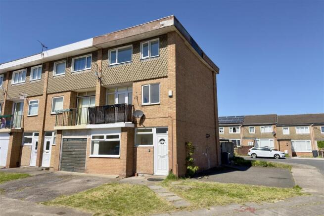 4 bed property, in Headlam Road, £120,000