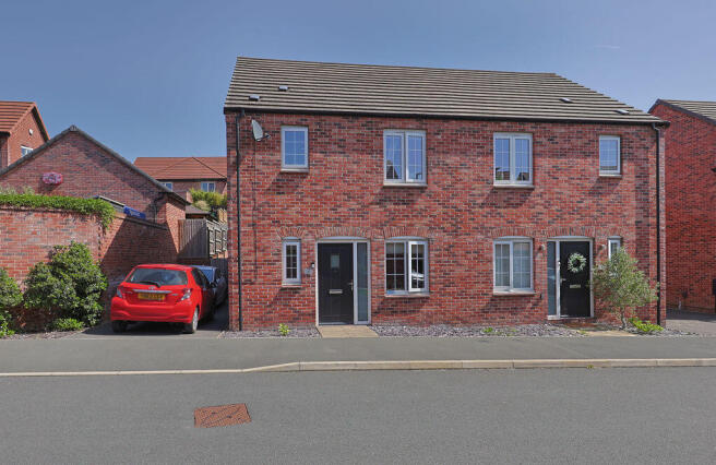 3 bed property, in Magpie Way, £125,000