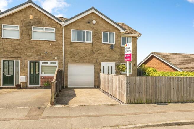 4 bed property, in Coxley View, £350,000
