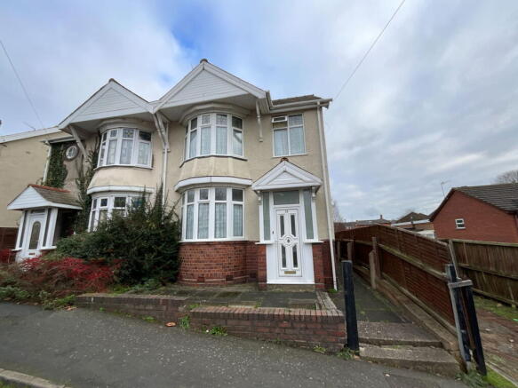 3 bed property, in Cradley Heath, £220,000