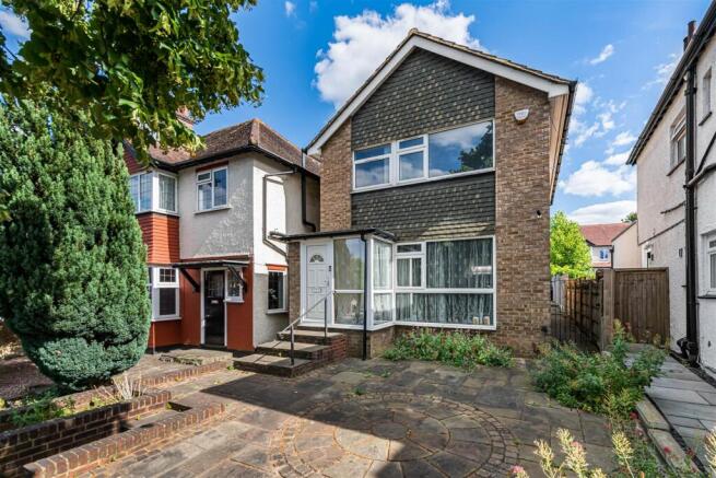 3 bed property, in Carshalton Road, £575,000