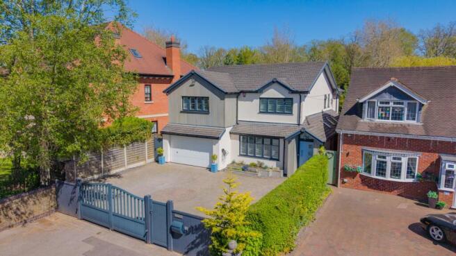 5 bed property, in Fishers Drive, £875,000