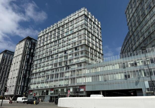 2 bed property, in Apartment 805, £125,000
