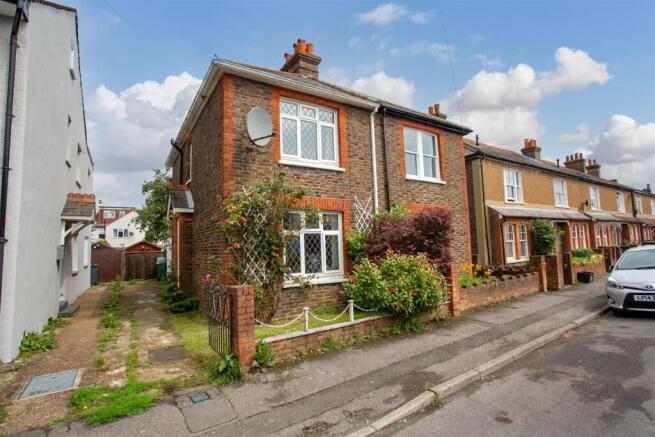 2 bed property, in Ferndale Road, £450,000