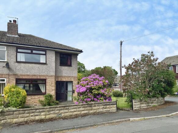 3 bed property, in Woodlands Crescent, £240,000
