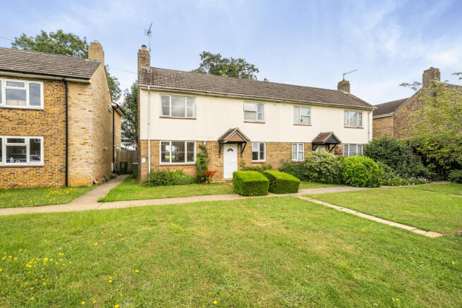 2 bed property, in Lancaster Square, £270,000