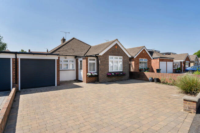 3 bed property, in Stewart Avenue, £675,000