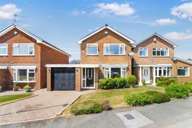 3 bed property, in St. Thomas Close, £320,000