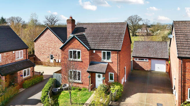 4 bed property, in Fox Close, £348,750