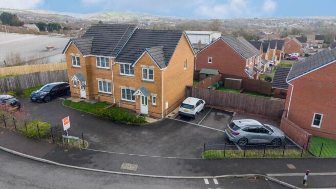 3 bed property, in Rhodfa Parc Slip, £240,000