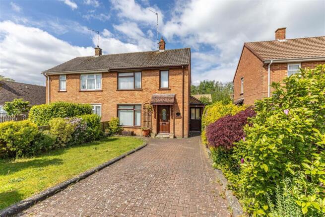 2 bed property, in Parsonage Close, £300,000
