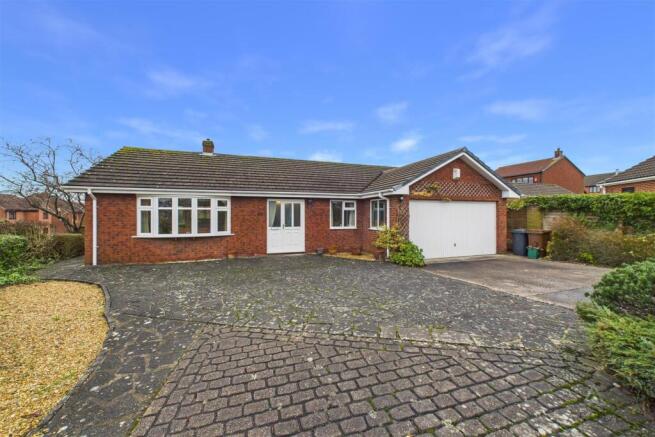 2 bed property, in Britannia Drive, £325,000