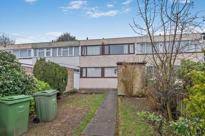 3 bed property, in Loyns Close, £190,000