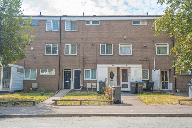 3 bed property, in Wood Lane, £150,000
