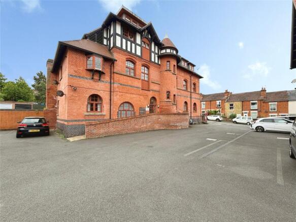 2 bed property, in Marhill Road, £75,000