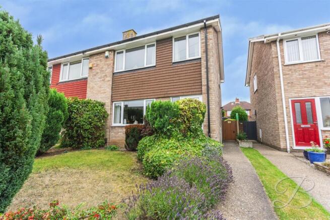 3 bed property, in Abbotts Croft, £170,000