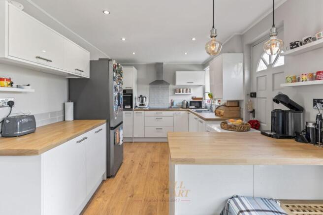3 bed property, in Ashdown Drive, £375,000