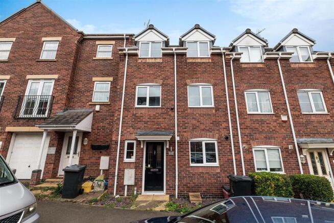 4 bed property, in Hollands Way, £290,000