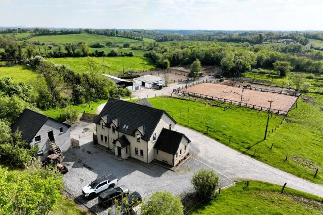 6 bed property, in c. 10 Ac. & 27 Stables, £599,950