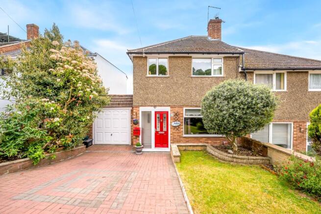 3 bed property, in Coombfield Drive, £425,000