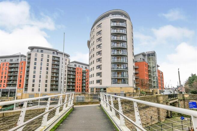 1 bed property, in Armouries Way, £100,000