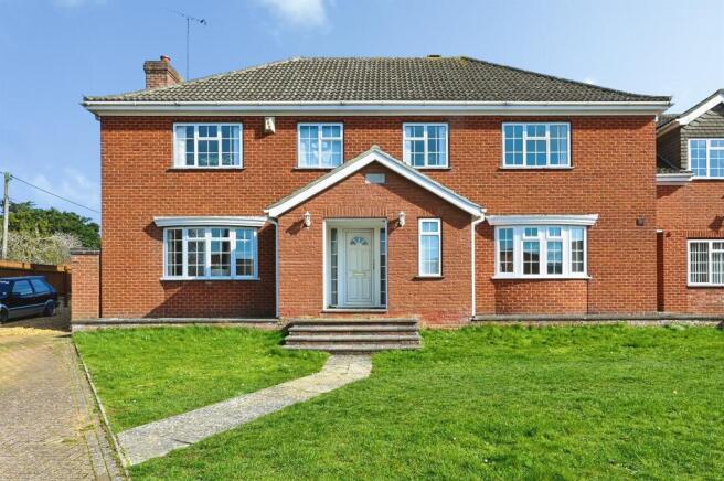 2 bed property, in Redlands Court, £300,000