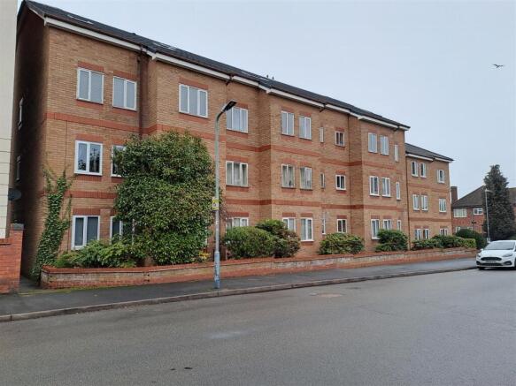 2 bed property, in Charlotte Street, £150,000