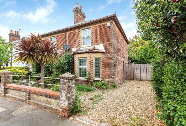 2 bed property, in Stewart Road, £325,000