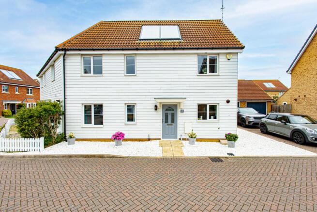 2 bed property, in Gelding Close, £350,000