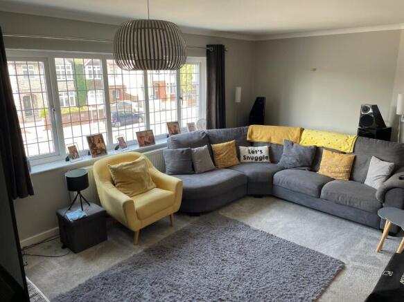 2 bed property, in Worplesdon Road, £275,000